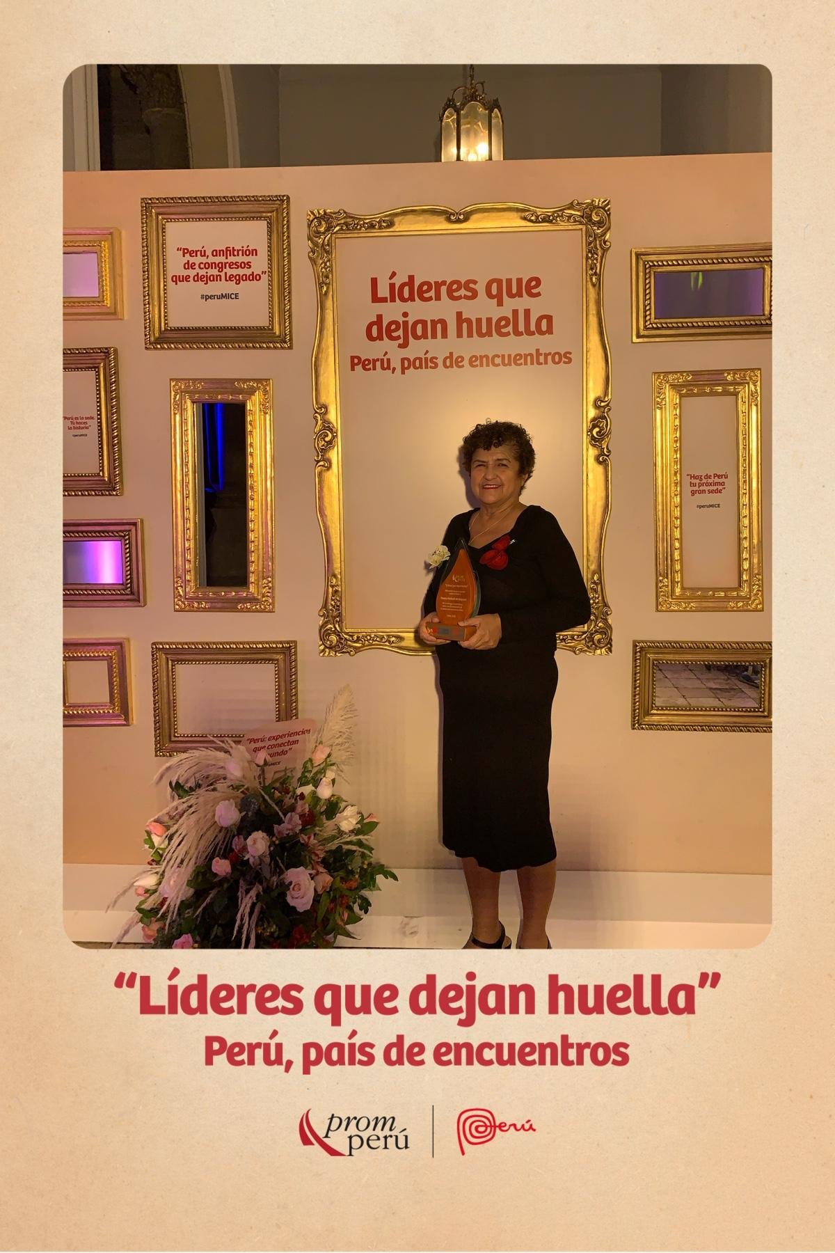 Yovana Morisaki recibiendo reconocimiento de PromPerú en representación de Stendhal